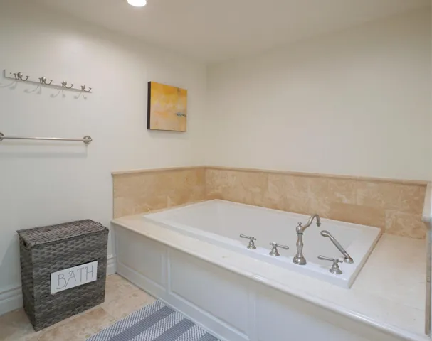 20 Primary bathrm tub