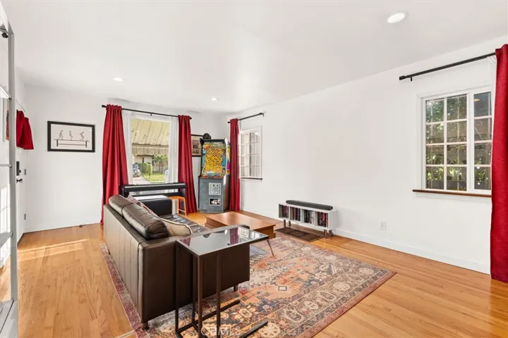 Living room w/ space for screen projection