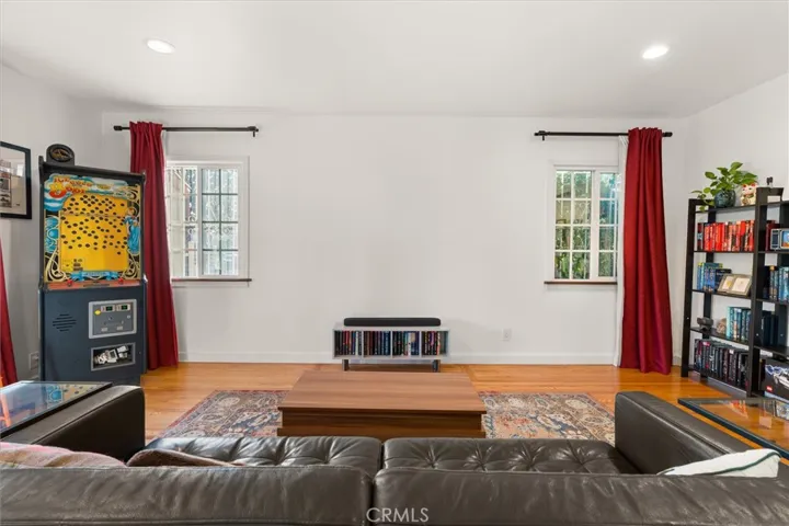 Living room w/ space for screen projection