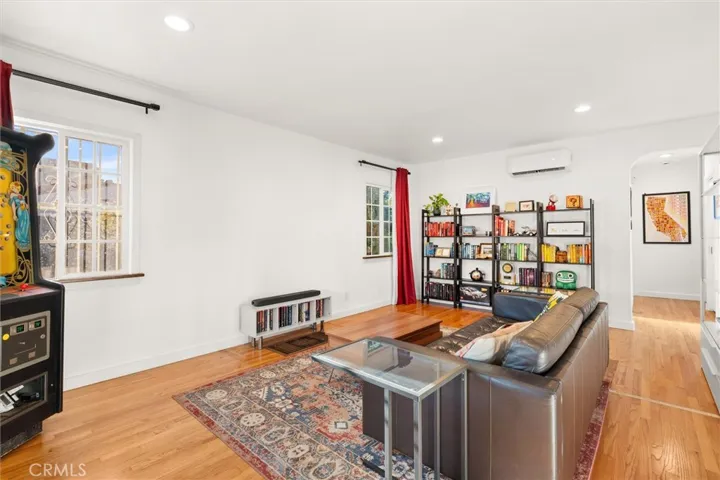 Living room w/ space for screen projection