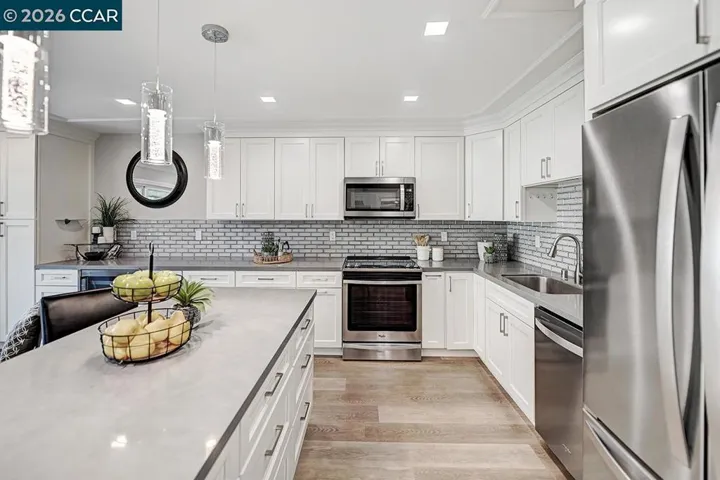 Island kitchen with high end appliances