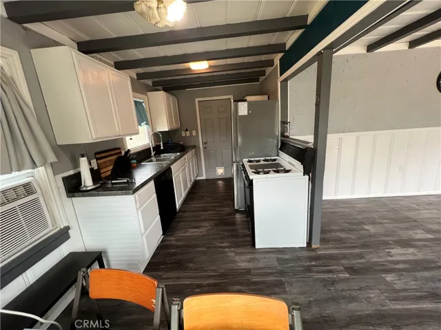 House 2 eating area & kitchen