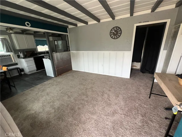 Green 2 bedroom house. New Carpet