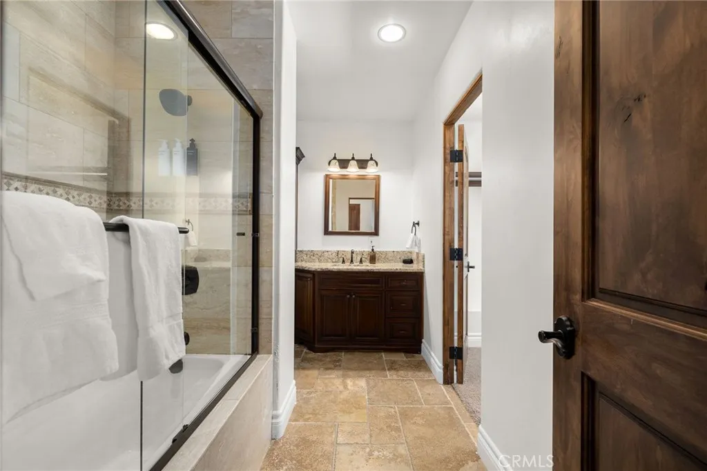 2nd Floor en-suite Bathroom 2