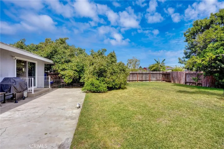 Imagine the parties this yard could host!