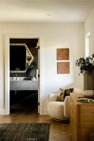Downstairs guest bedroom w/ ensuite