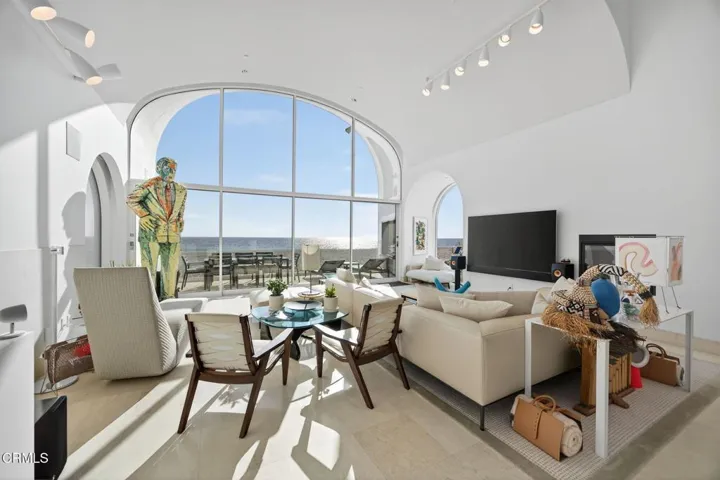 37-web-or-mls-Upmarketmedia_1211Cap-52