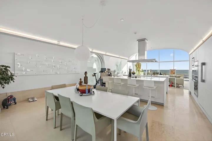 30-web-or-mls-Upmarketmedia_1211Cap-32