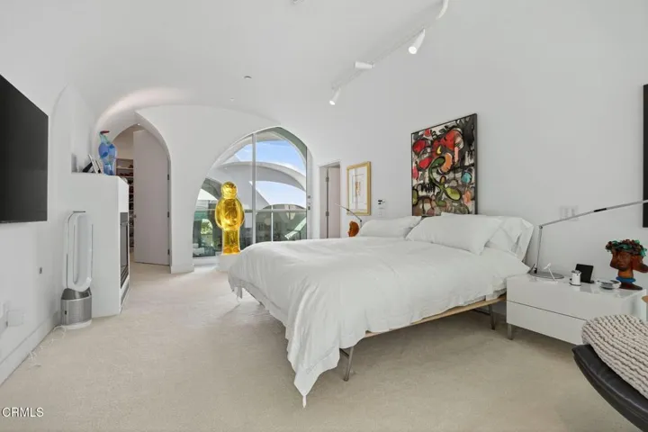 46-web-or-mls-Upmarketmedia_1211Cap-91