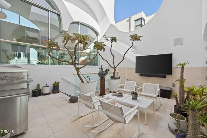 27-web-or-mls-Upmarketmedia_1211Cap-23