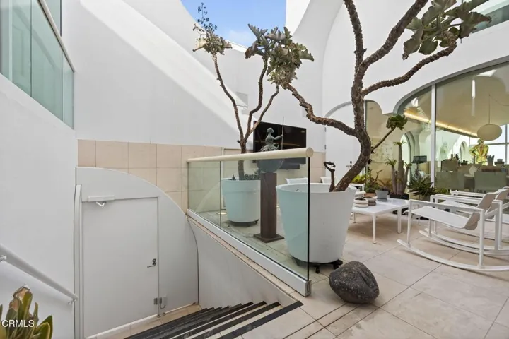 25-web-or-mls-Upmarketmedia_1211Cap-17
