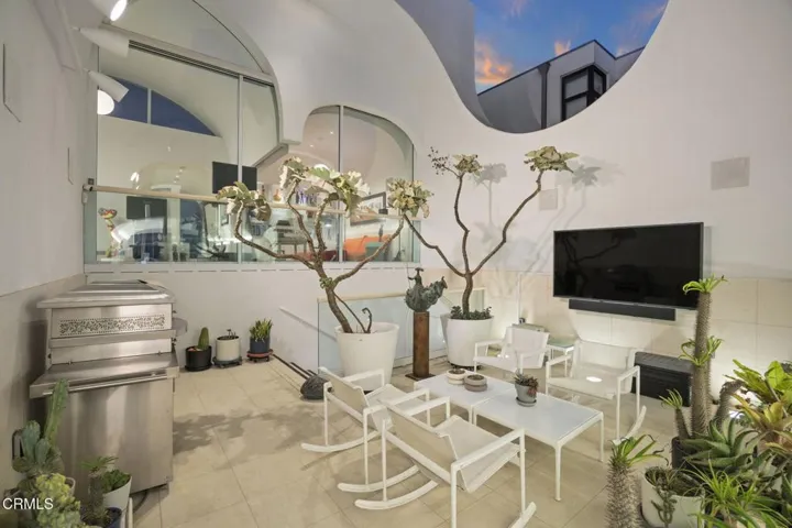 8-web-or-mls-Upmarketmedia_1211Cap-twi-4