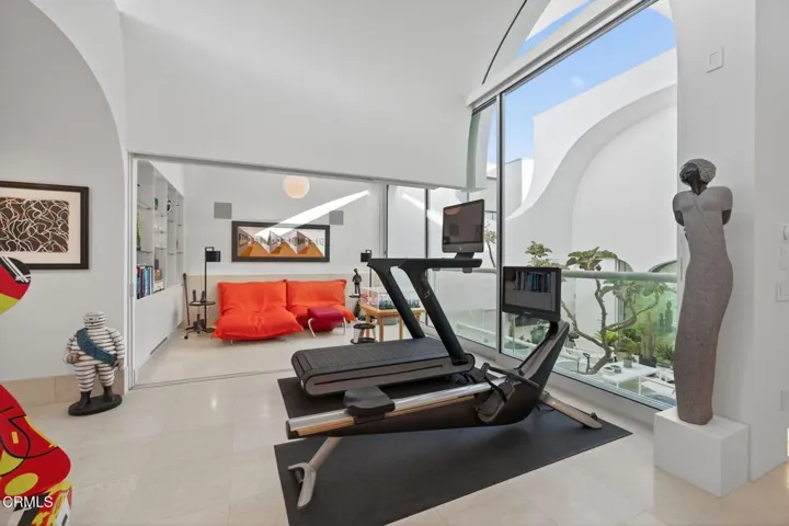 61-web-or-mls-Upmarketmedia_1211Cap-138