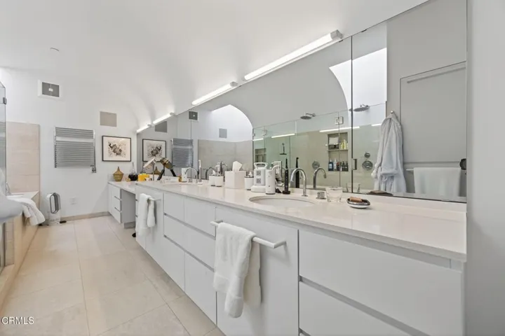 52-web-or-mls-Upmarketmedia_1211Cap-111