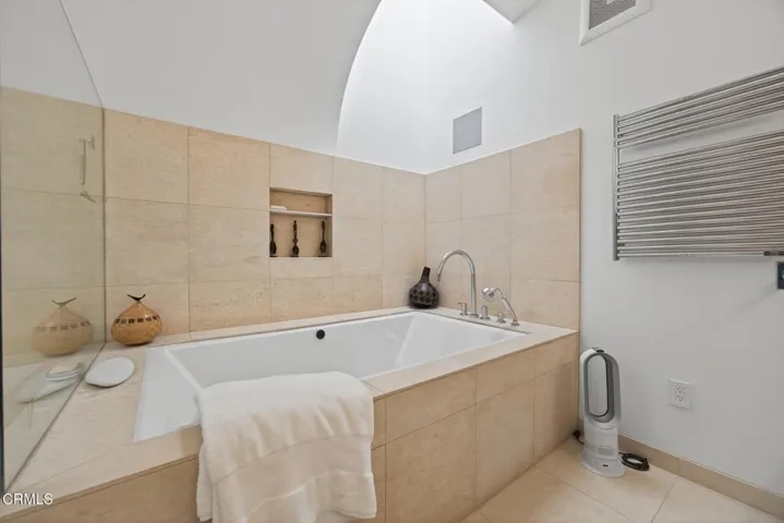 51-web-or-mls-Upmarketmedia_1211Cap-106