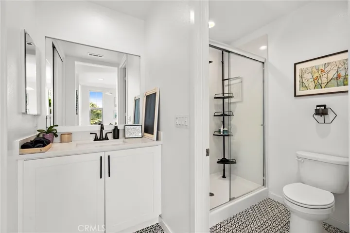 Stylish bath with crisp finishes and contemporary design.