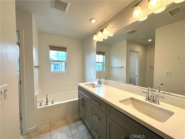 5593 Siracusa Way, Fontana, California 92336