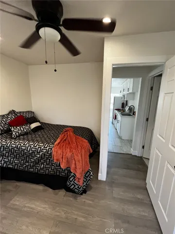 Ceiling fan and recessed lights.