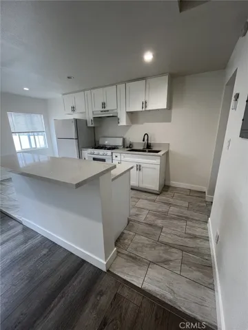 Luxury Wood Laminate Flooring and Kitchen Tiled Floors