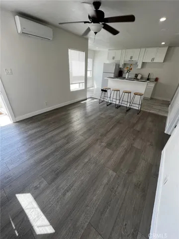 Huge Livingroom Entry with A/C!