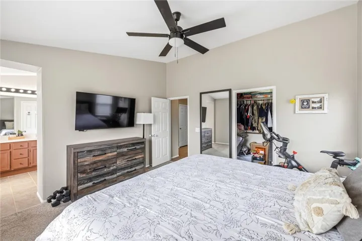 Primary bedroom/suite with walk-in closet