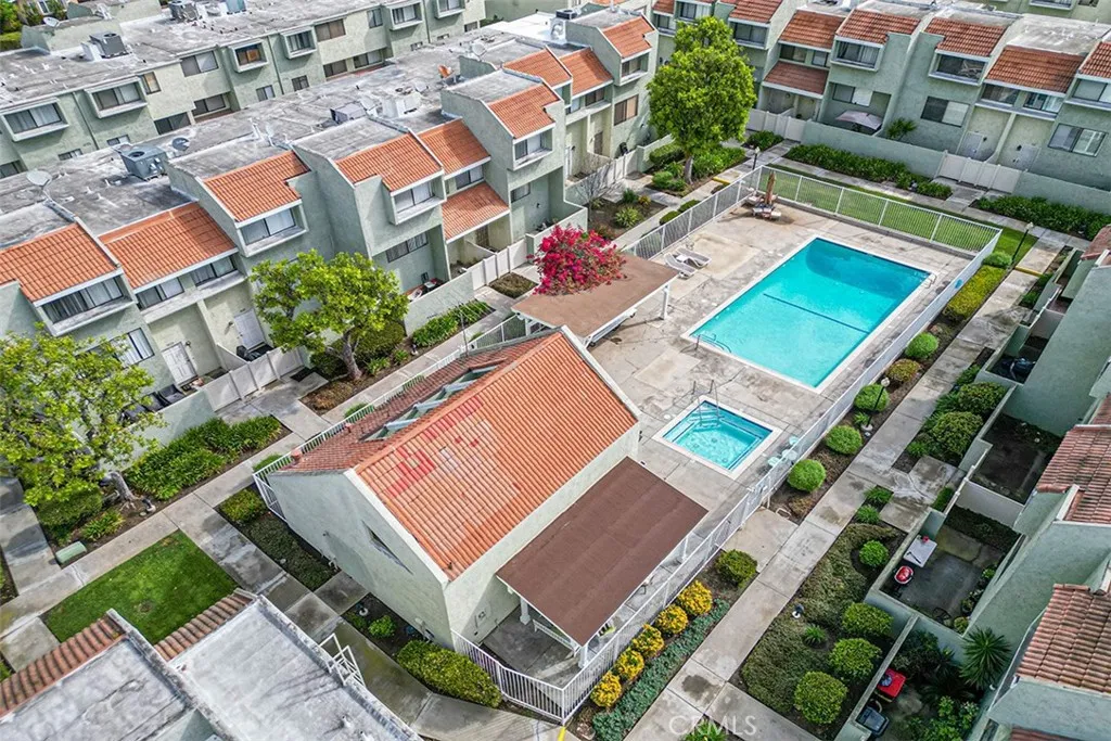 Pool & Clubhouse