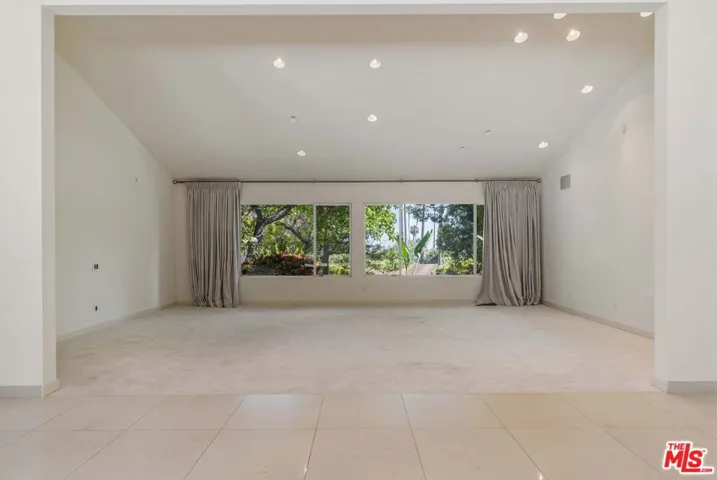 811 N Hillcrest Road, Beverly Hills, California 90210