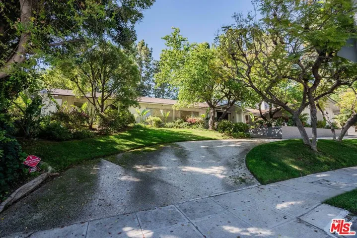 811 N Hillcrest Road, Beverly Hills, California 90210