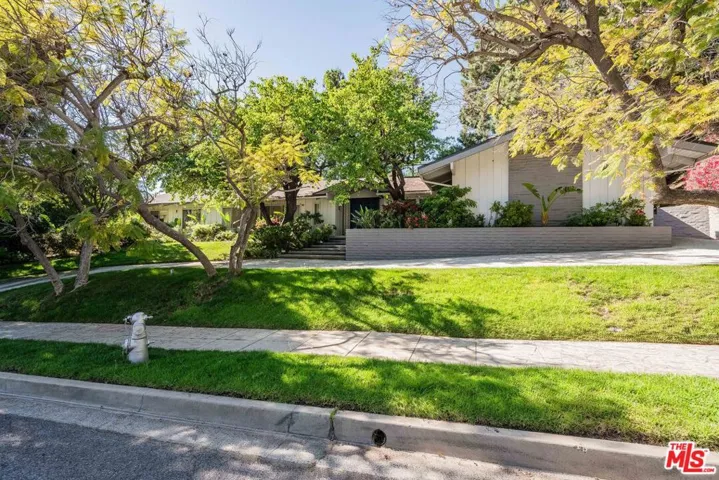 811 N Hillcrest Road, Beverly Hills, California 90210