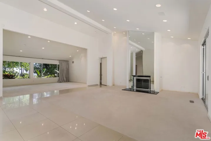 811 N Hillcrest Road, Beverly Hills, California 90210