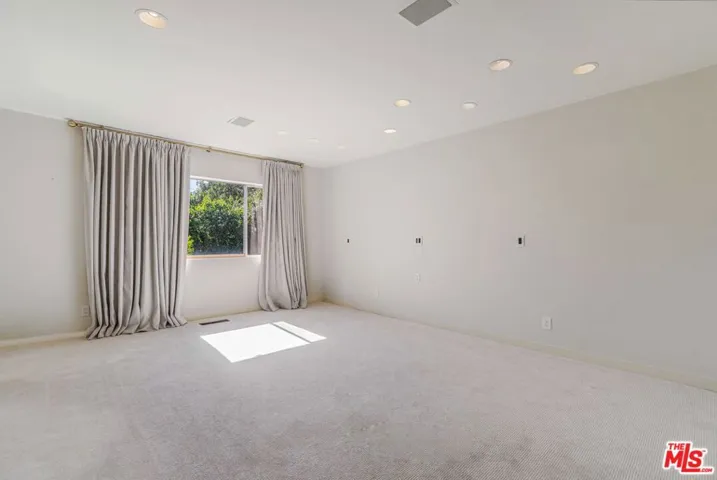 811 N Hillcrest Road, Beverly Hills, California 90210
