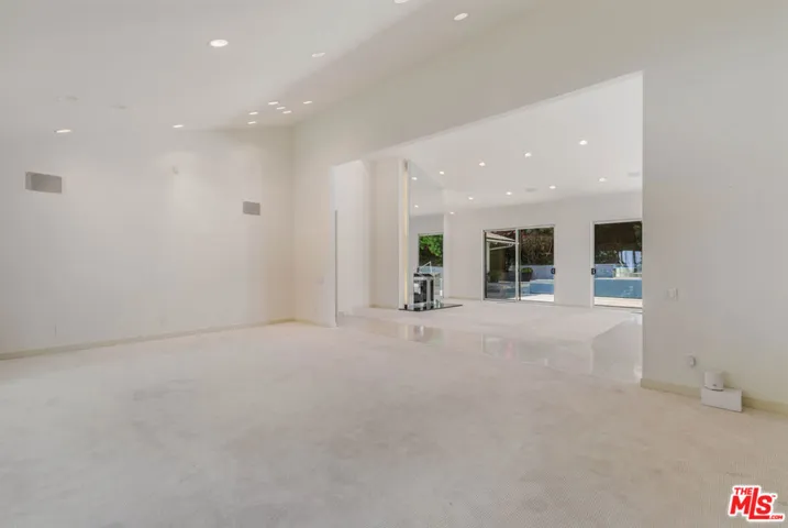 811 N Hillcrest Road, Beverly Hills, California 90210