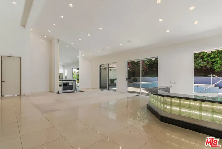 811 N Hillcrest Road, Beverly Hills, California 90210