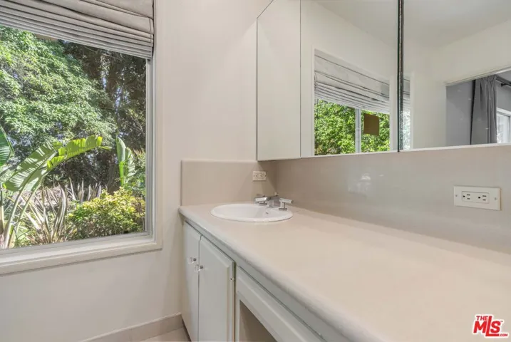811 N Hillcrest Road, Beverly Hills, California 90210