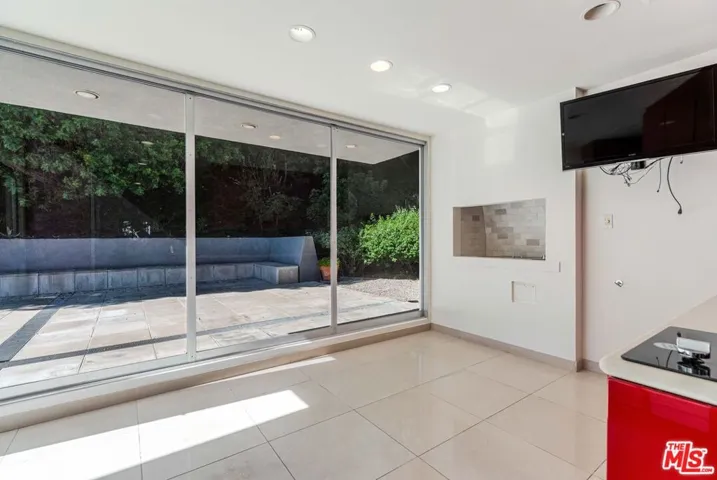 811 N Hillcrest Road, Beverly Hills, California 90210