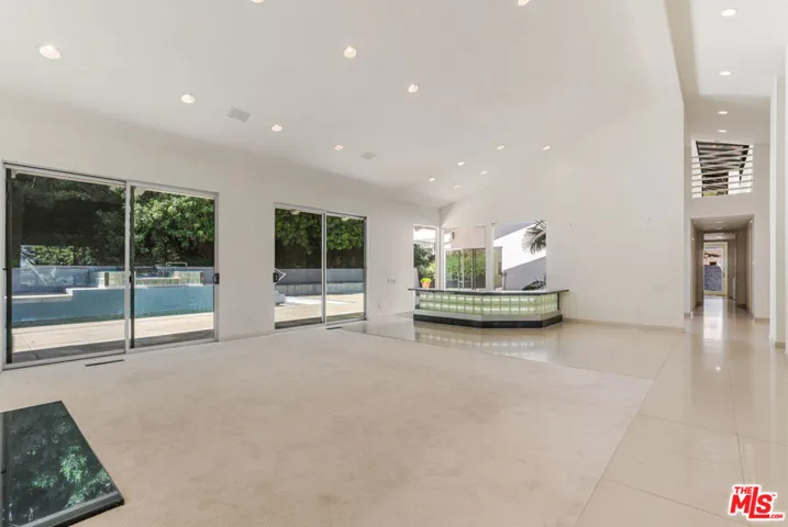 811 N Hillcrest Road, Beverly Hills, California 90210