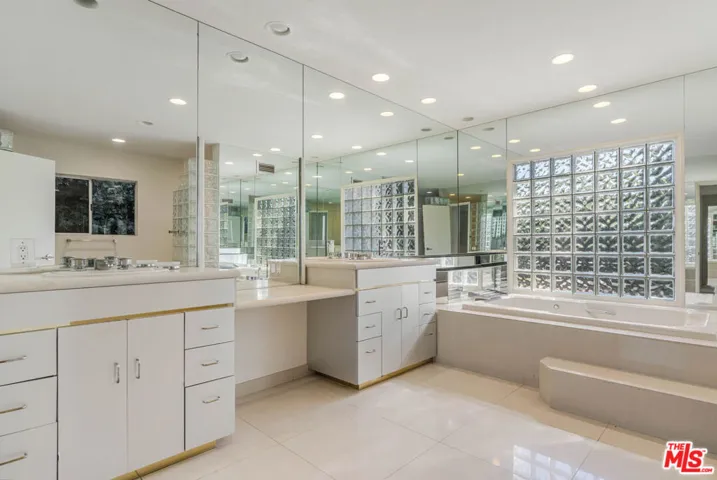 811 N Hillcrest Road, Beverly Hills, California 90210