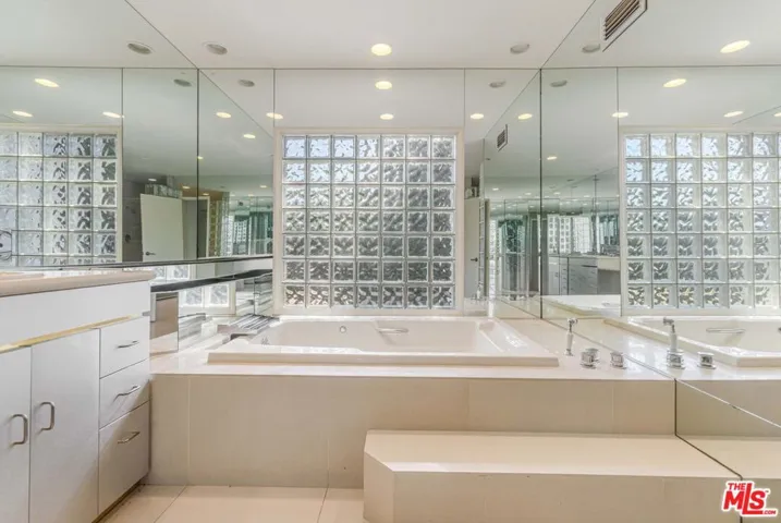811 N Hillcrest Road, Beverly Hills, California 90210