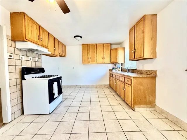 431 E Rosslynn, Fullerton, California 92832