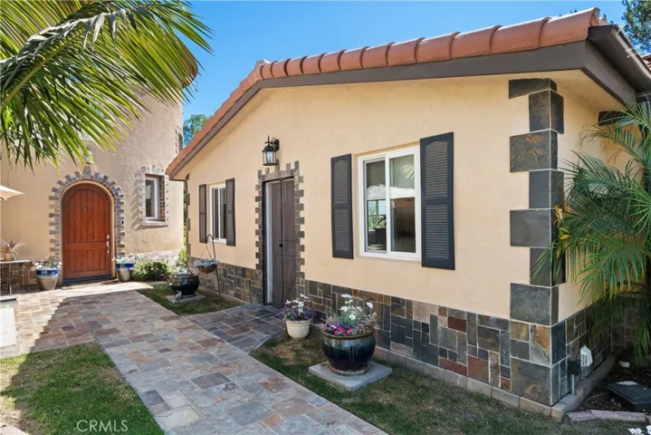 Seperate 700 S/F ADU w/ Seperate entrance and yard