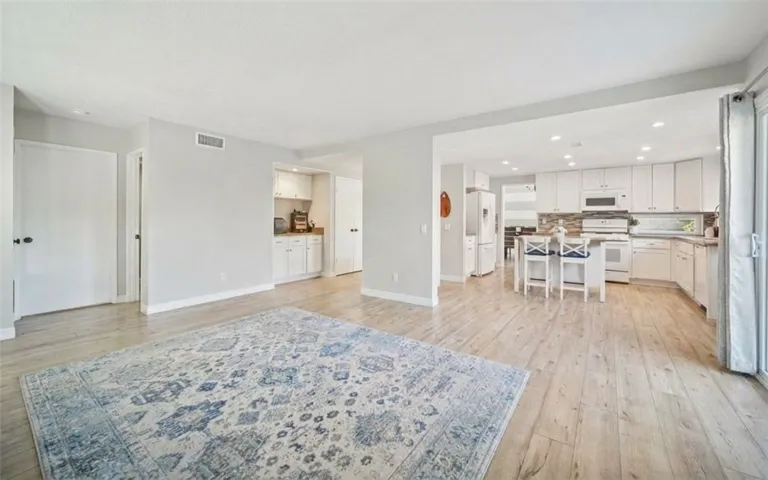 Family Room -  - 27301 Monforte, M.V. 92692