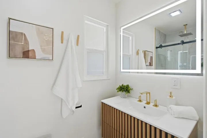 10910 Glen Artney Street, Oakland, California 94605