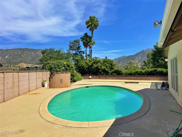 8811 Riderwood, Sunland, California 91040