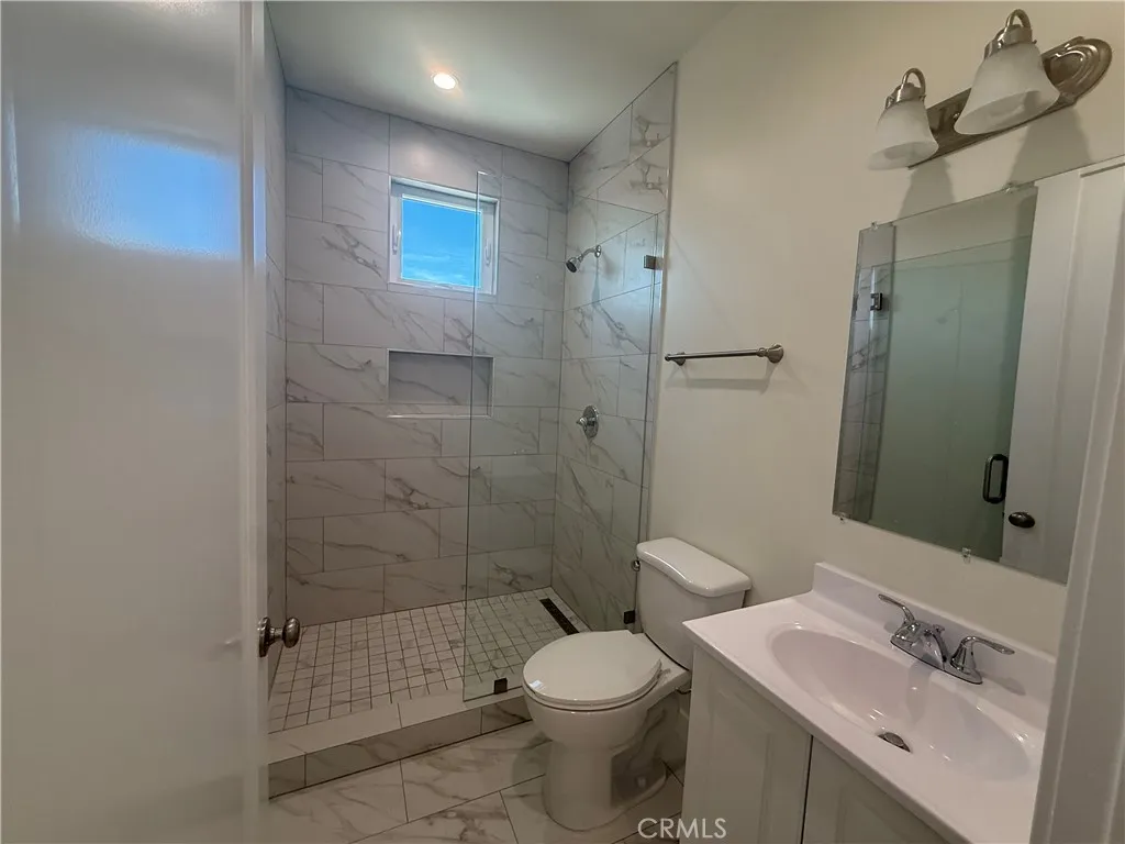 UPSTAIRS BATHROOM 2