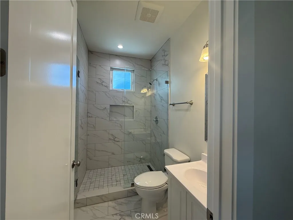 UPSTAIRS BATHROOM 4