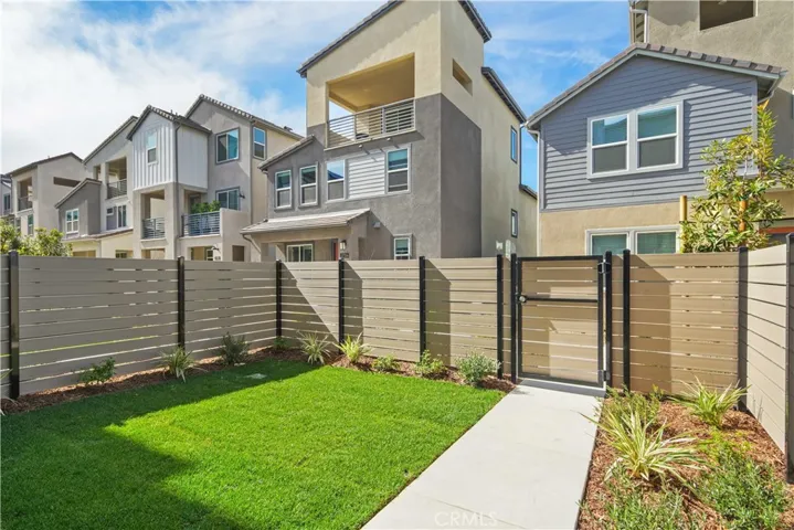 Courtyard with 5 ft privacy fence