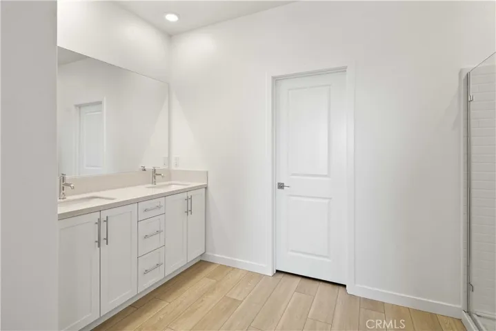 Primary Suite En-suite Bathroom w/dual vanity