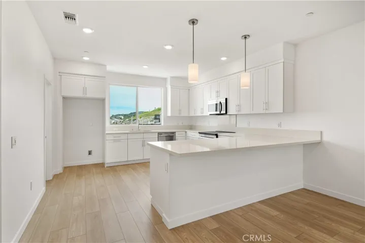 Large Kitchen w/Peninsula Island and Pendant Lightng