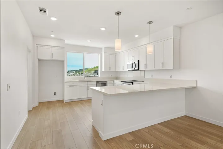 Large Kitchen w/Peninsula Island and Pendant Lightng