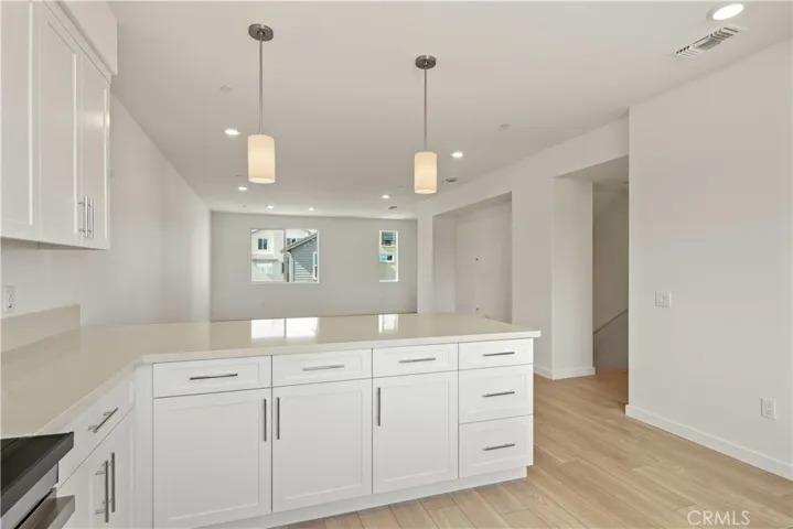 Peninsula Island w/pendant lighting